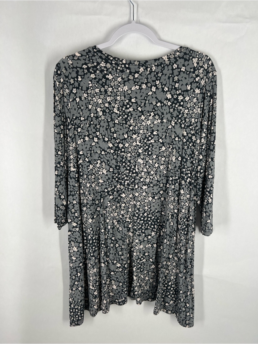 LOGO by Lori Goldstein Floral Print Swing Tunic Top Size 1X Gray Stretch Knit - Picture 6 of 12